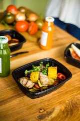 Healthy ready meals in eco and plastic containers: salads, soups, rice bowls, sandwiches and vegetables. Takeaway lunch, fitness food and diet-friendly meals for delivery or meal prep plans.