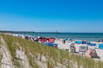 Zingster Strand mit rosa Brille.