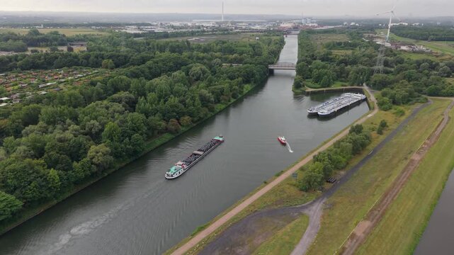 Tankschiffe und ein Feuerwehrboot  auf dem Rhein Herne Kanal