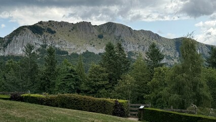 Montagne rocciose con nuvole