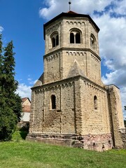 Spaziergang von der Ruine des Klosters Klosters St. Wigbert  in Göllingen zum Wehrhäuschen (Sperrwerk) am Fluß Kleine Wipper