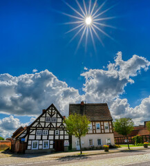 Strahlender Sonnenhimmel &uuml;ber  Fachwerkh&auml;user in Wittstock (Dosse) 