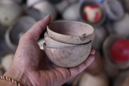 Making of j&iacute;cara or guacal, which is a small bowl or cup, traditionally made from the dried fruit of the calabash tree (Crescentia cujete). Photos taken in Rabinal, Baja Verapaz, Guatemala