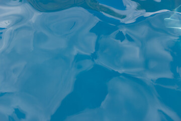 Obraz premium Sunlight creating beautiful ripples on the water surface.