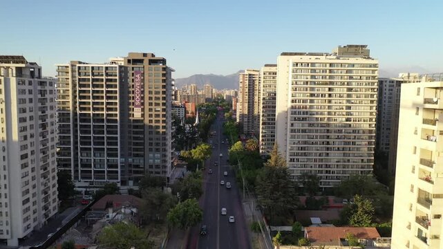 Atardecer dorado sobre los edificios de Macul, con sombras largas y cielo c&aacute;lido en Santiago de Chile