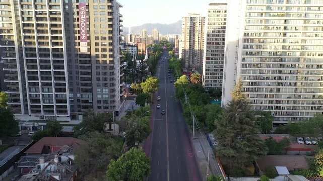 Atardecer dorado sobre los edificios de Macul, con sombras largas y cielo c&aacute;lido en Santiago de Chile