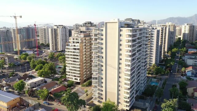 Zona urbana en expansi&oacute;n con gr&uacute;as y edificios en construcci&oacute;n, Macul, Santiago de Chile