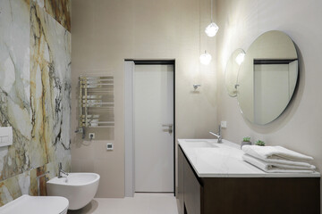 Sink and round mirror in the bathroom