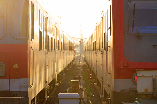 Z&uuml;ge - Sonnenuntergang - Bahn - M&uuml;nchen - Bahnhof