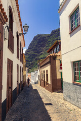 Calle pequeña, estrecha y antigua de un pueblo típico de La Gomera