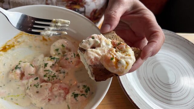 make a shrimp sandwich shrimp in cream sauce put a piece of bread on a crouton
