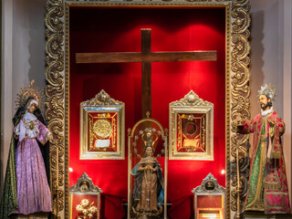 Reliquaire doré de la Vierge du Miracle dans la cathédrale de Salta en Argentine. Très richement...