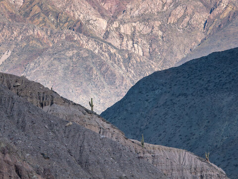 R&eacute;gion montagneuse de Purmamarca en Argentine, ou &ldquo;lieu de la terre vierge&rdquo; en quechua, se situe &agrave; 2200 m d&rsquo;altitude.