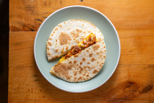 Gringa al pastor con tortilla de harina dorada en plato redondo