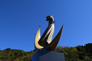 月の女神 ダムの守り神