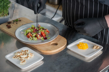 The chef lays out the salad. 