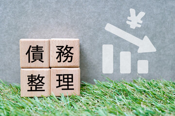 債務整理をイメージした日本円と下降グラフの構成