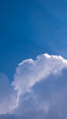 Wolken Turm am blauen Himmel