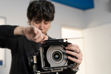 Jovenes filmmakers preparando cámaras y accesorios para registro enfoque selectivo