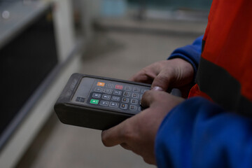 Detalles de control de máquina cortadora y caladora de metal con puntera láser y manos operario...