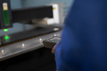 Detalles de máquina cortadora y caladora de metal con puntera láser control y manos operario...