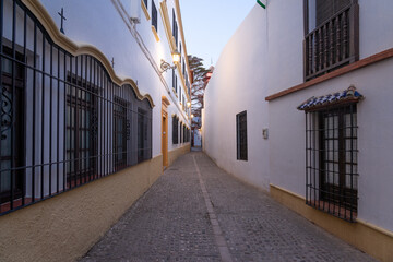 Obraz premium Beautiful street in the old town of the city of Ronda at night. Malaga, Andalucia, Spain.