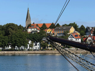 Hafen von Eckernf&ouml;rde mit Kirche von Borby