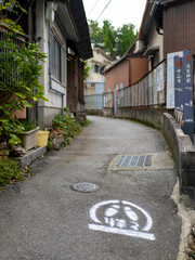 「とまれ」のペイントがされた路地の風景