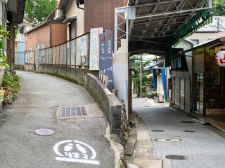 「とまれ」のペイントがされた路地の風景