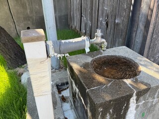 住宅街にあるコンパクトな山神社の風景
