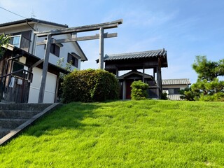 住宅街にあるコンパクトな山神社の風景
