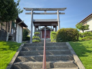 住宅街にあるコンパクトな山神社の風景
