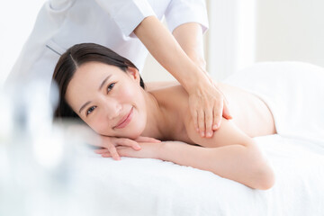 Obraz premium エステを受ける若い女性