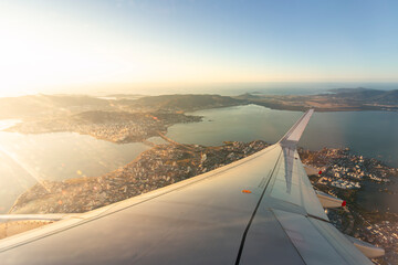 Asa do avião e a paisagem da cidade de Florianópolis, Santa Catarina, Brasil