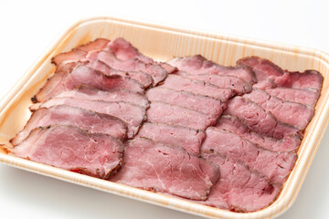 プラスチックトレーに入ったローストビーフ　白バック