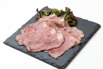 皿に盛られたローストビーフ　白バック