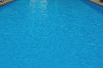 Obraz premium Elevated view of a still, clear, blue swimming pool