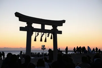 Gordijnen Torii Gates 初日の出と観光客と鳥居  © TeTsumi