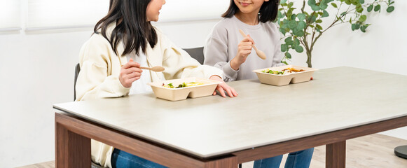 お弁当を食べる女の子
