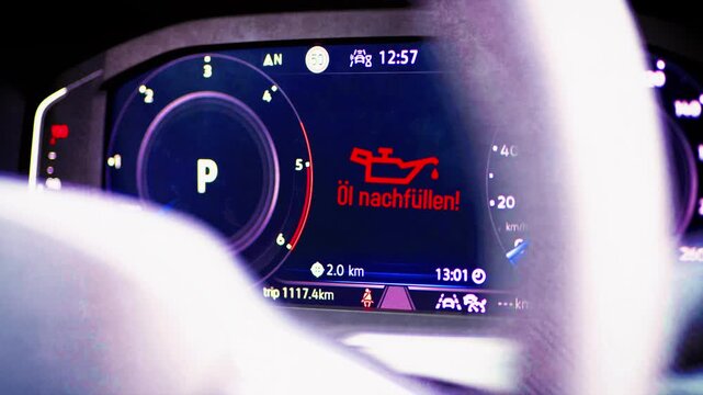 Innenraum von einem modernem Auto und Warnhinweis im Cockpit &Ouml;l Nachf&uuml;llen