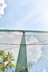 ネットに挟まったサッカーボール