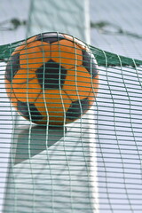 ネットに挟まったサッカーボール