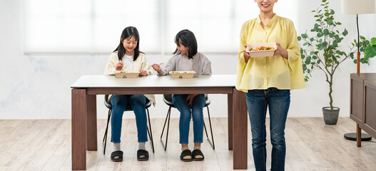 お弁当を持つ女性