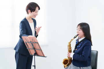音楽の授業　先生と女子生徒