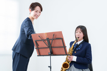 音楽の授業　先生と女子生徒