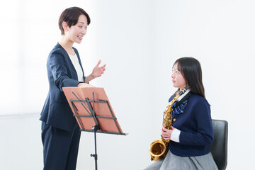 音楽の授業　先生と女子生徒