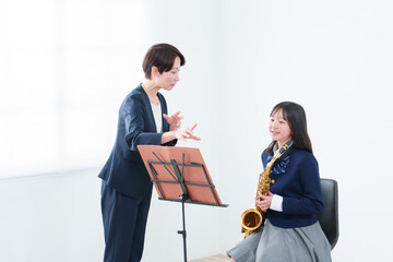 音楽の授業　先生と女子生徒