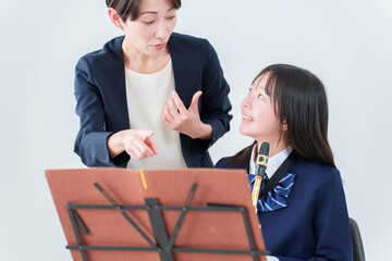音楽の授業　先生と女子生徒