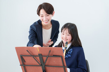 音楽の授業　先生と女子生徒