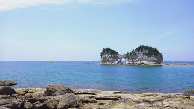 Engetsu Island (also called Takashima), a natural circular sea‑arch framing the Pacific Ocean off Shirahama, Wakayama &mdash; iconic coastal view at sunrise and sunset.　自然がくれた円い額縁、白浜の絶景「円月島(高嶋)」 和歌山県白浜町